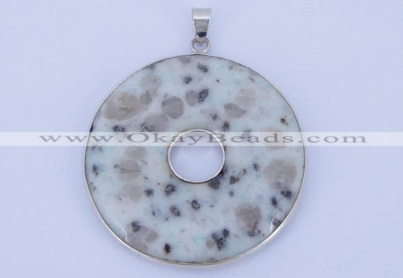 NGP615 5pcs 6*41mm kiwi stone with brass setting donut pendants